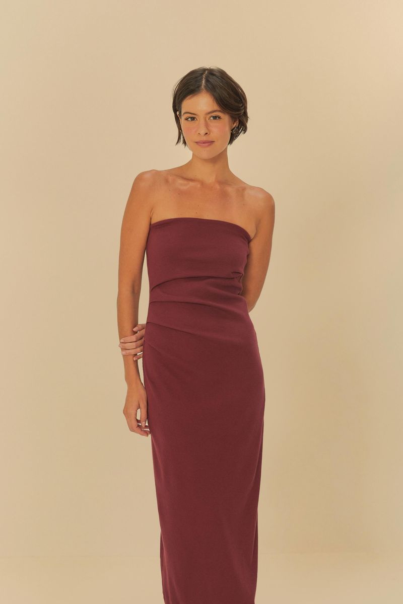 Vista-lateral-del-vestido-sin-tirantes-fruncido-en-tono-vino-destacando-el-ajuste-al-cuerpo-y-la-longitud-midi.