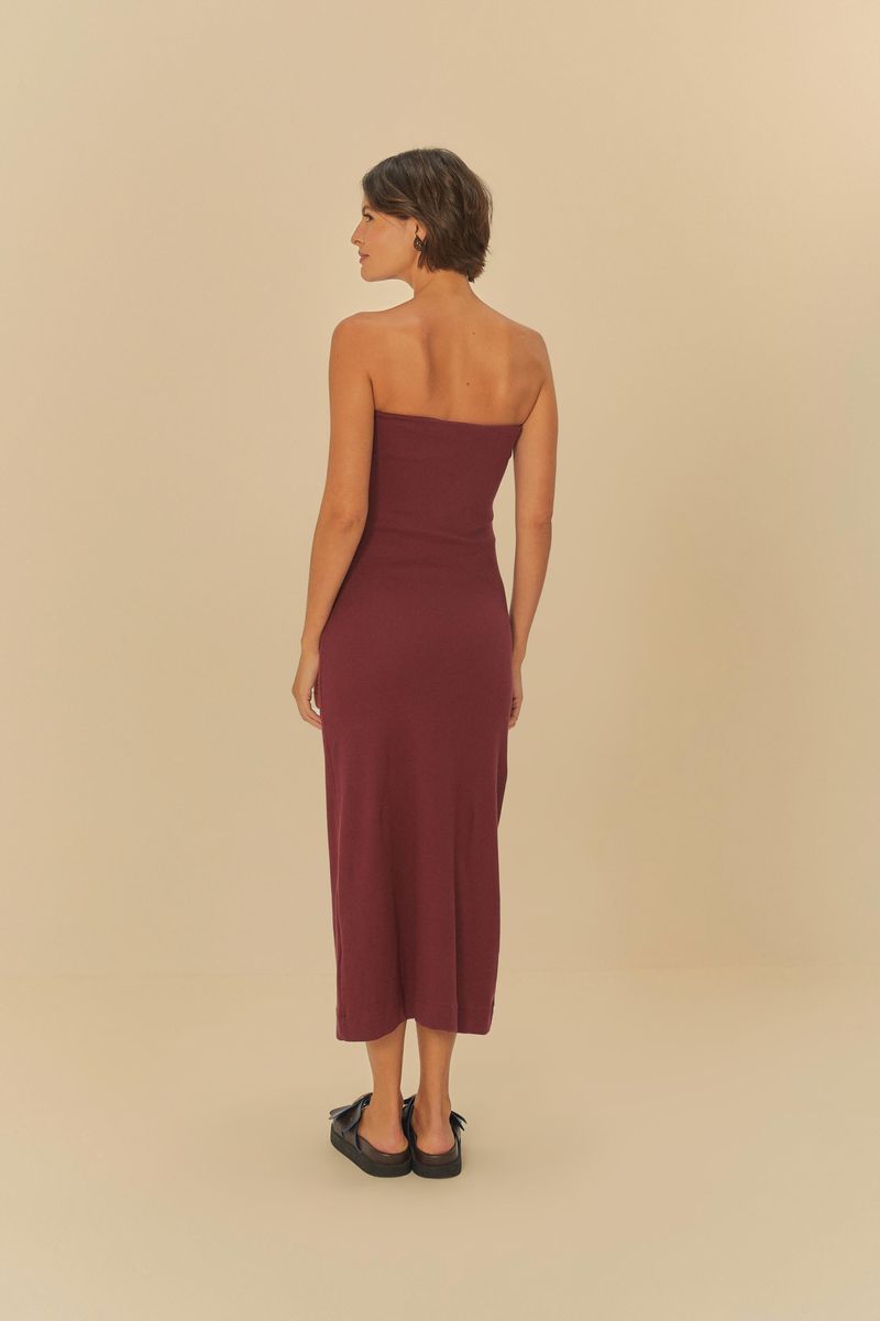 Vista-trasera-del-vestido-sin-tirantes-fruncido-en-tono-vino-destacando-la-longitud-midi-y-el-ajuste-al-cuerpo.
