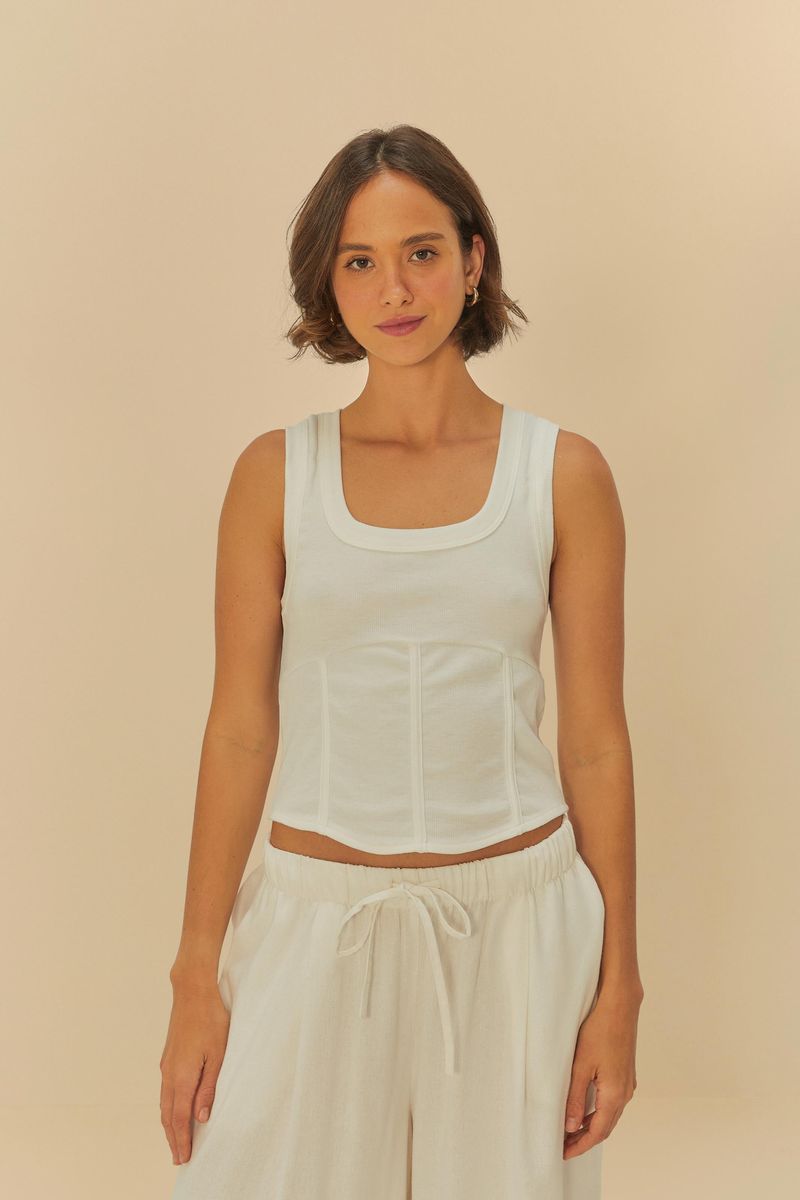 Imagen de una Regata Corselet blanca vista de frente, destacando su diseño ajustado y escote en U.