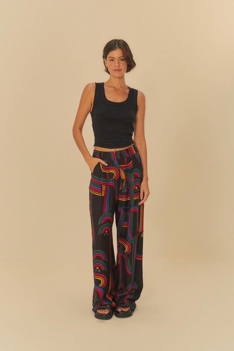 Regata Corselet negra mostrada de cuerpo completo, combinada con pantalón estampado.