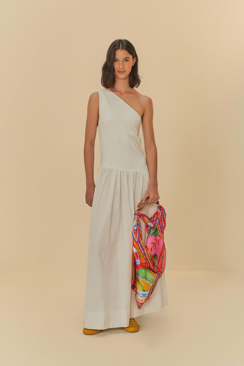 Vestido-largo-con-diseño-de-un-hombro-mostrado-sobre-un-fondo-neutro.