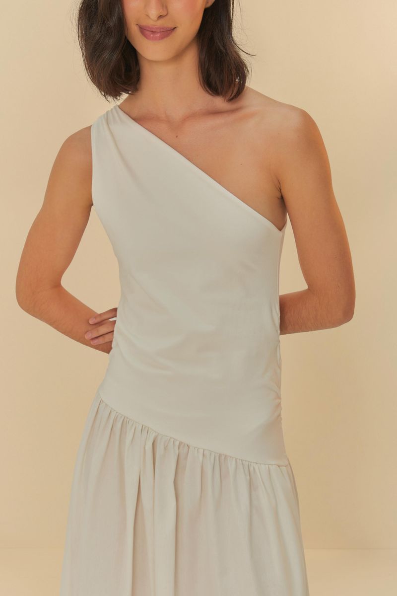 Detalle-del-corpiño-del-vestido-mostrando-el-diseño-de-un-solo-hombro.