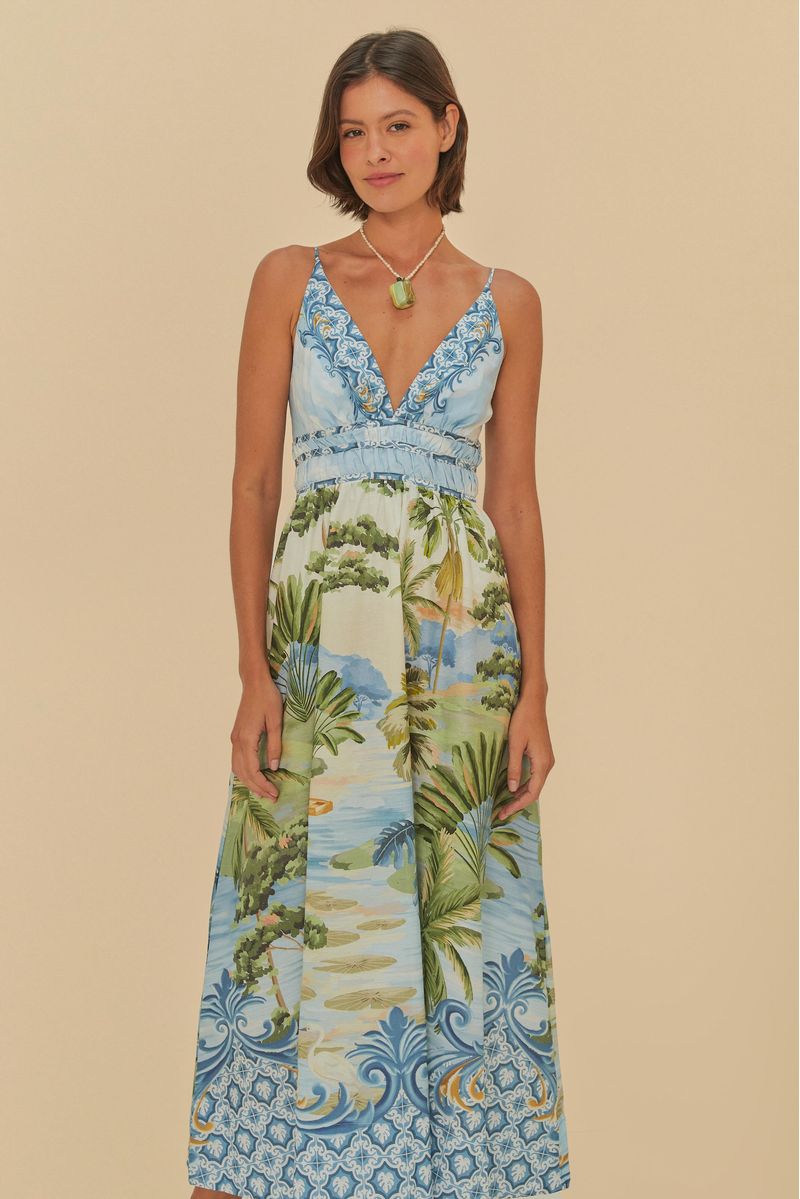 Vestido estampado con tiras delgadas y escote en V, mostrado en un fondo neutro.