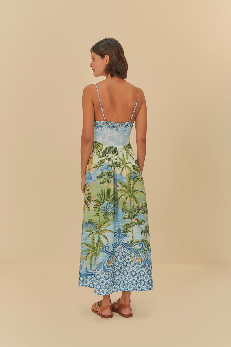 Vista trasera del vestido estampado, mostrando el diseño de la espalda y el largo.