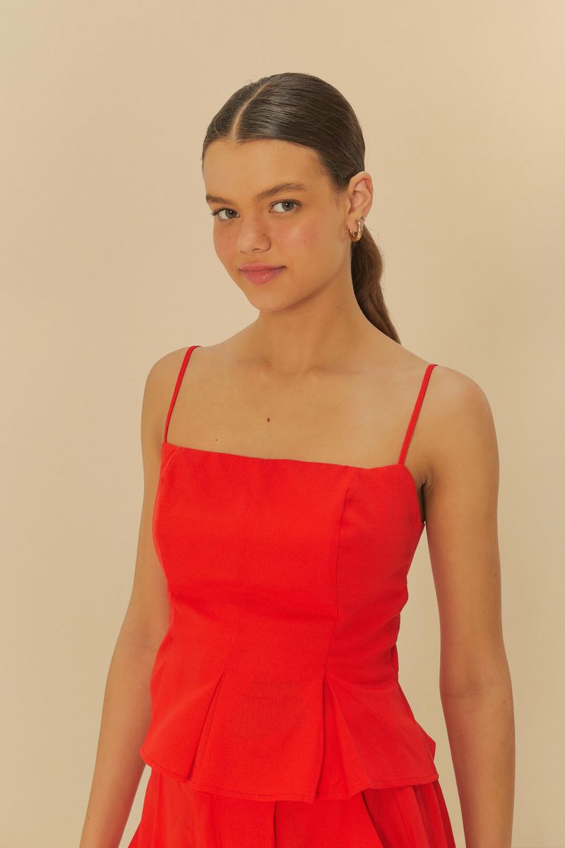 Blusa-roja-con-tirantes-finos-y-pliegues-frontales-vista-frontal.