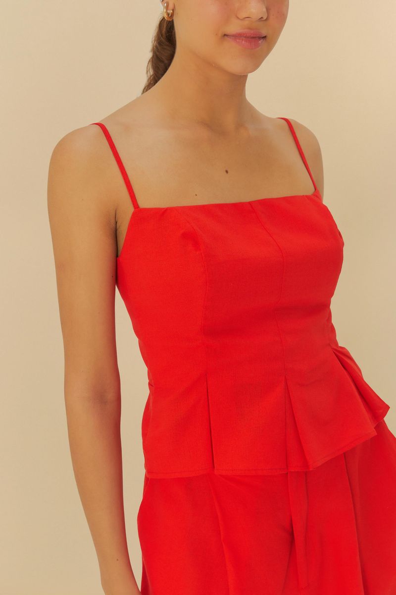 Primer-plano-de-la-blusa-roja-mostrando-detalles-de-los-pliegues.