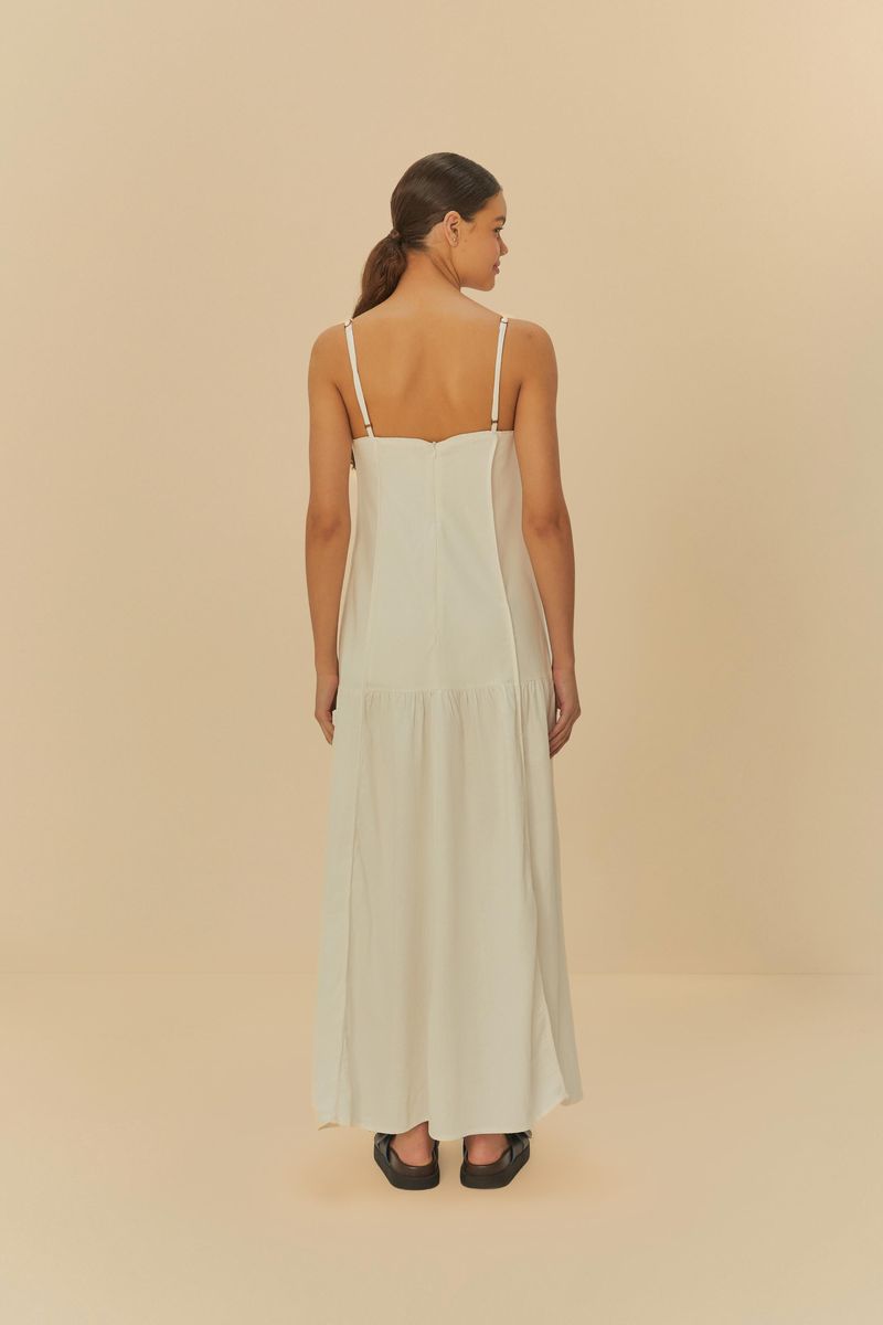 Vista trasera del vestido largo con tiras finas, destacando el diseño minimalista.
