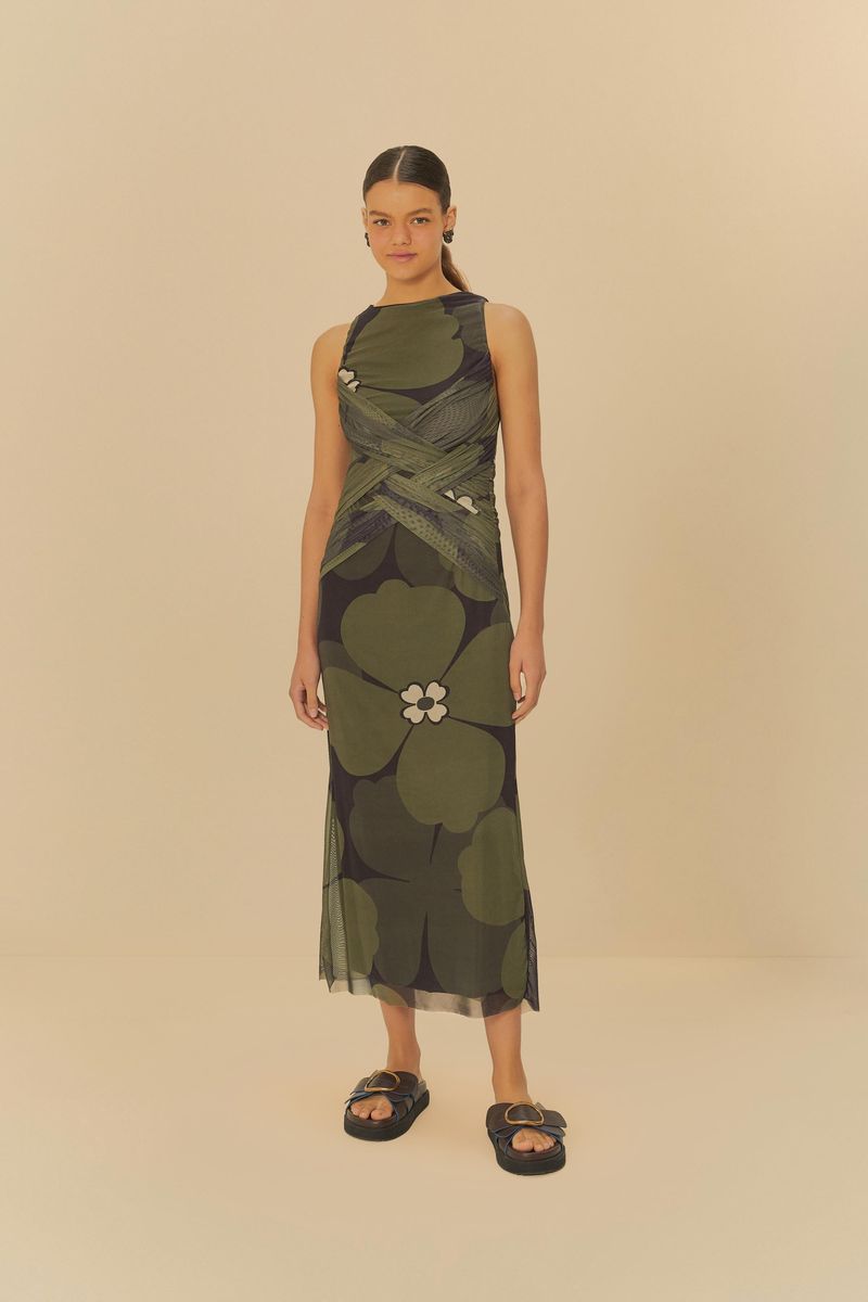 Vestido-largo-con-estampado-floral-en-tonos-verdes-con-detalles-de-tul-y-diseño-ajustado-al-cuerpo.