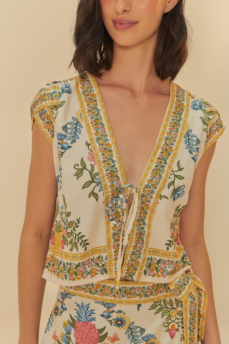 Detalle del escote en V y amarre frontal de la Blusa Eliza.
