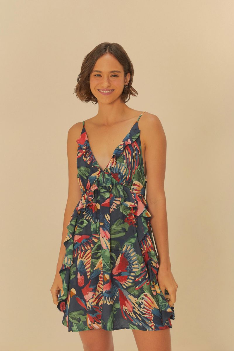 Vestido estampado con tiras finas y escote en V, visto de frente.