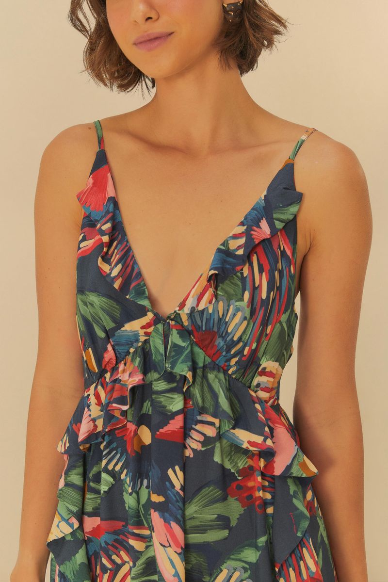 Detalle del vestido mostrando el patrón estampado y volantes en la parte frontal.