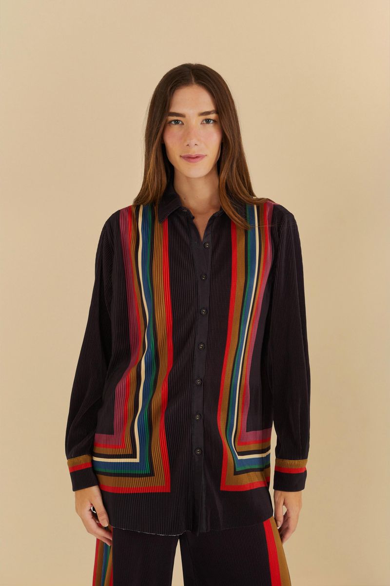 Camisa plisada de terciopelo con rayas coloridas vista de frente.