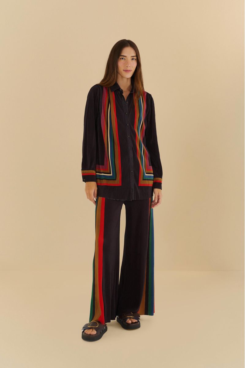 Modelo usando camisa plisada de terciopelo con pantalón a juego.