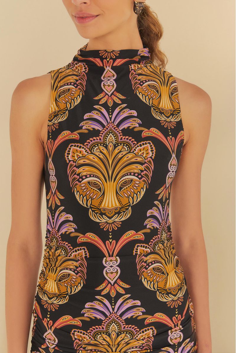 Imagen de un vestido midi con estampado boho de pantera, mostrando detalles del escote alto.