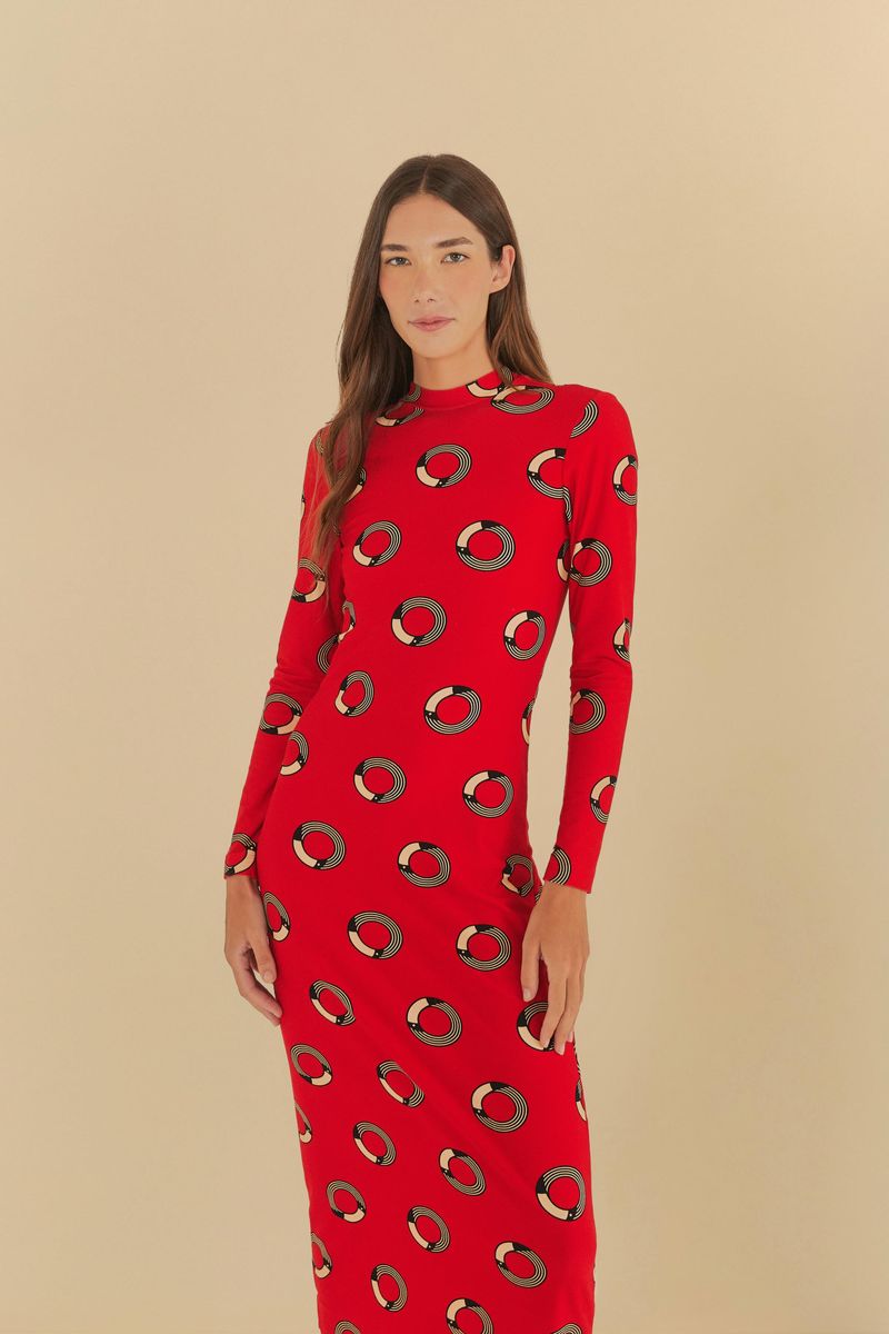 Vestido-midi-rojo-con-diseño-de-circulos-manga-larga-y-cuello-alto-visto-de-lado.