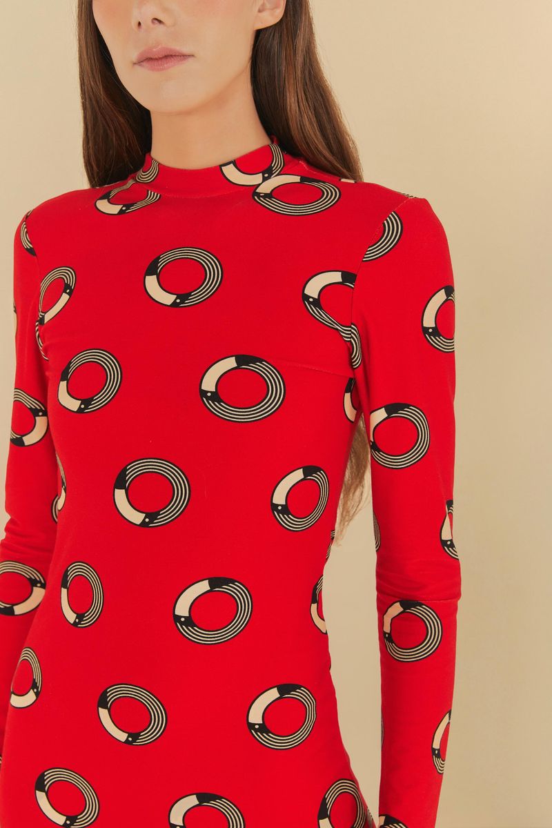 Detalle-del-diseño-de-circulos-sobre-fondo-rojo-del-vestido-midi.