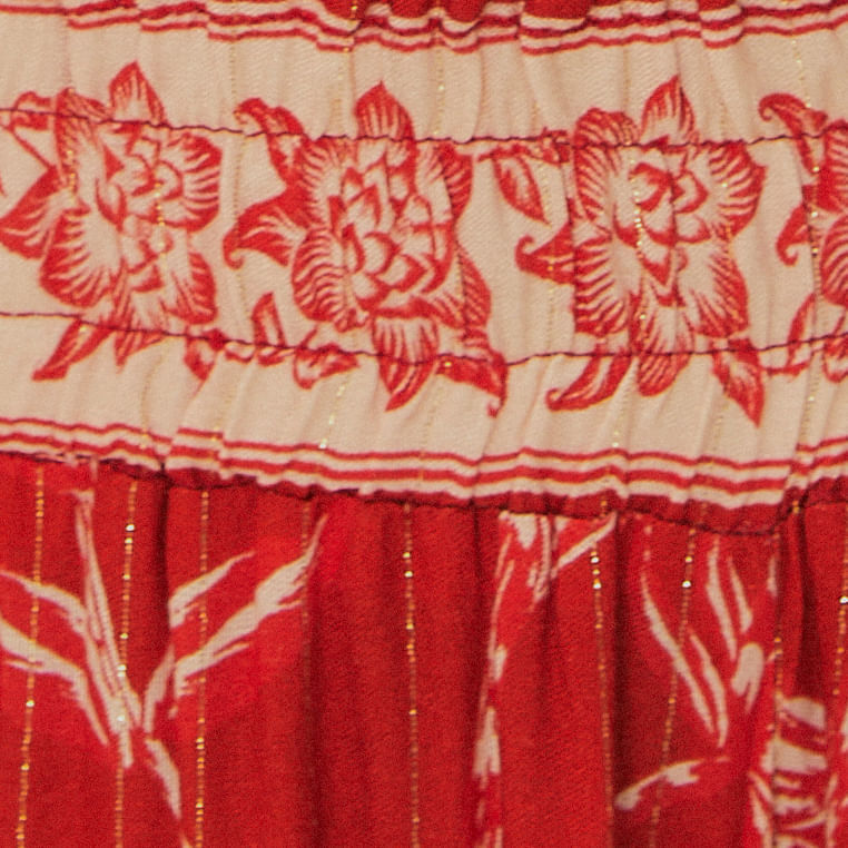 Blusa-Franzida-Amalfi-con-estampado-botanico-en-rojo-y-blanco-detalle-del-estampado.