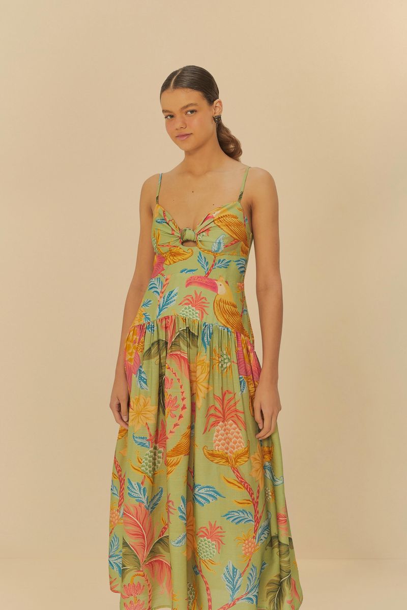 Imagen-de-una-modelo-vistiendo-un-vestido-largo-estampado-con-tirantes-finos-y-escote-en-V-mostrando-el-lateral-del-vestido.