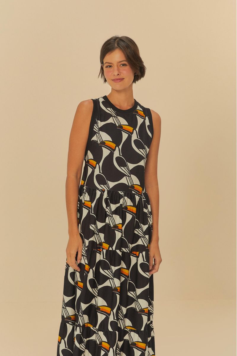 Vista frontal del vestido estampado con patrón geométrico, destacando el ajuste en la cintura y la caída fluida.