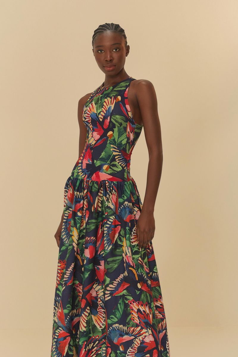 Vista-lateral-del-vestido-midi-estampado-con-diseño-de-pajaros-y-hojas-destacando-el-ajuste-en-la-cintura.