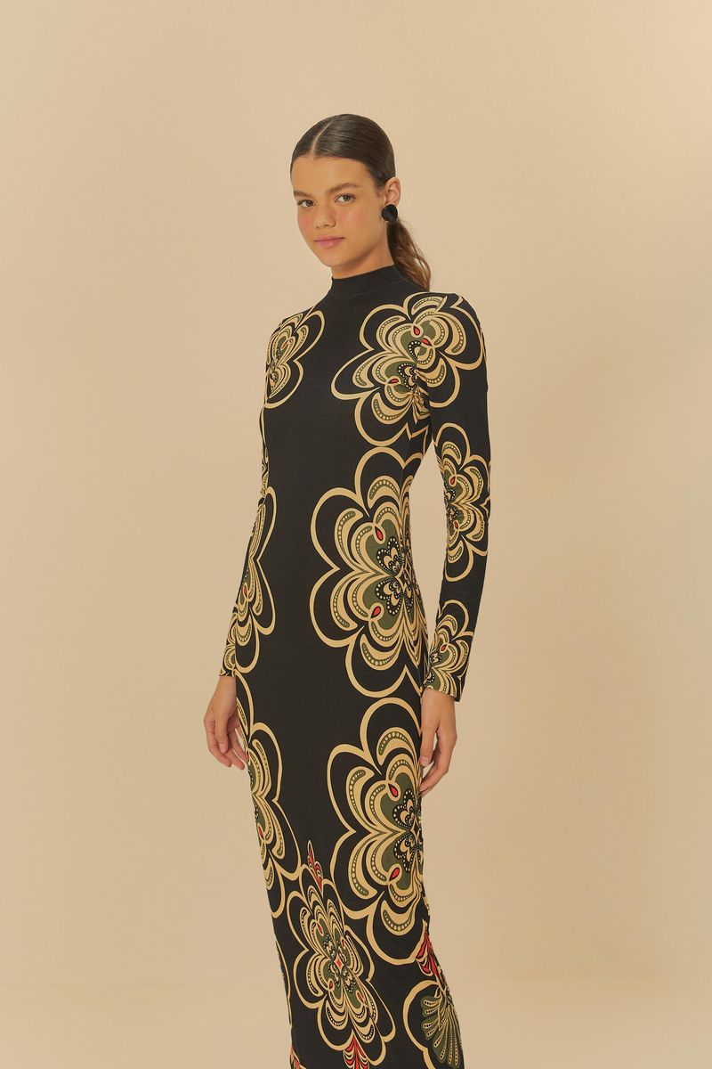 Vestido midi con estampado gráfico místico, visto de lado, destacando el ajuste al cuerpo y el largo.