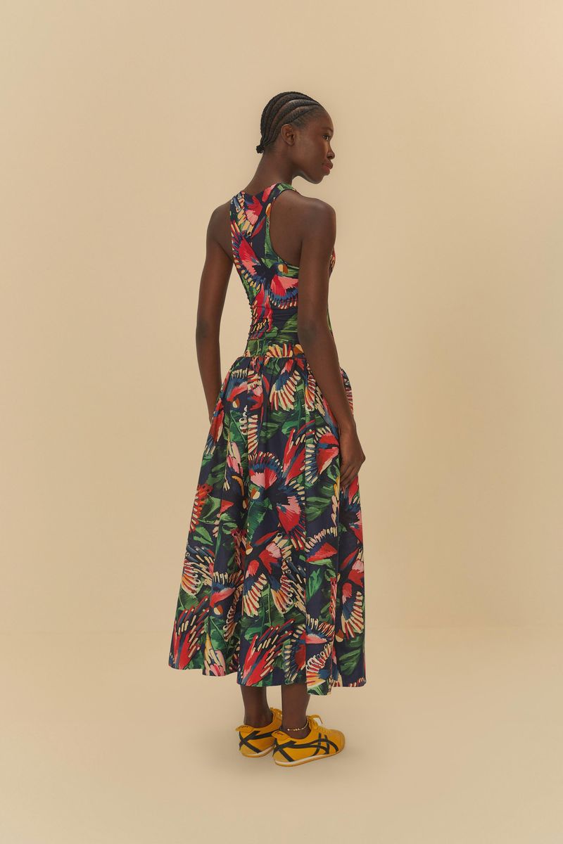 Vista-posterior-del-vestido-midi-estampado-con-diseño-de-pajaros-y-hojas-destacando-el-diseño-sin-mangas-y-el-largo-amplio.