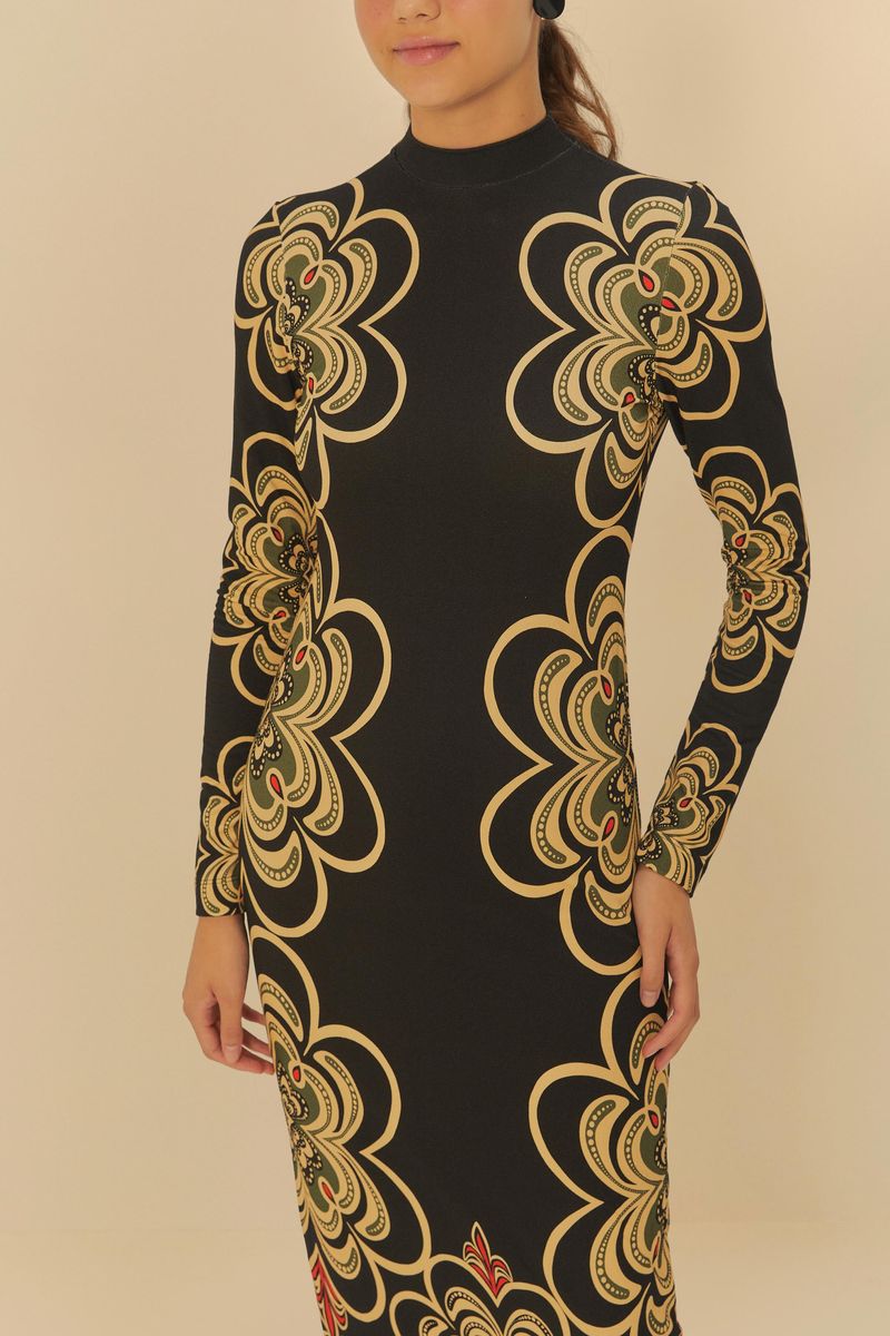 Vestido midi con estampado gráfico místico, visto de espaldas, mostrando el diseño continuo y el cierre.