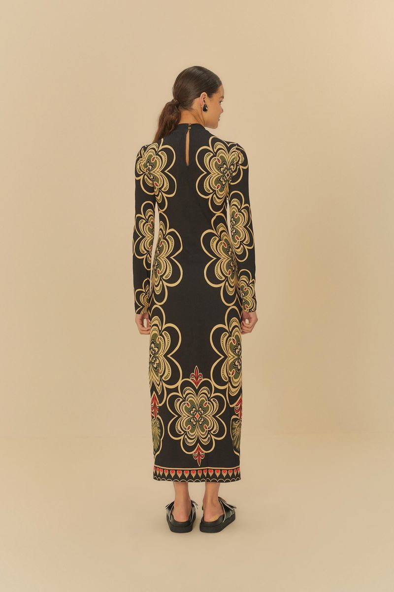 Detalle del vestido midi con estampado gráfico místico, destacando el cuello alto y el patrón gráfico.