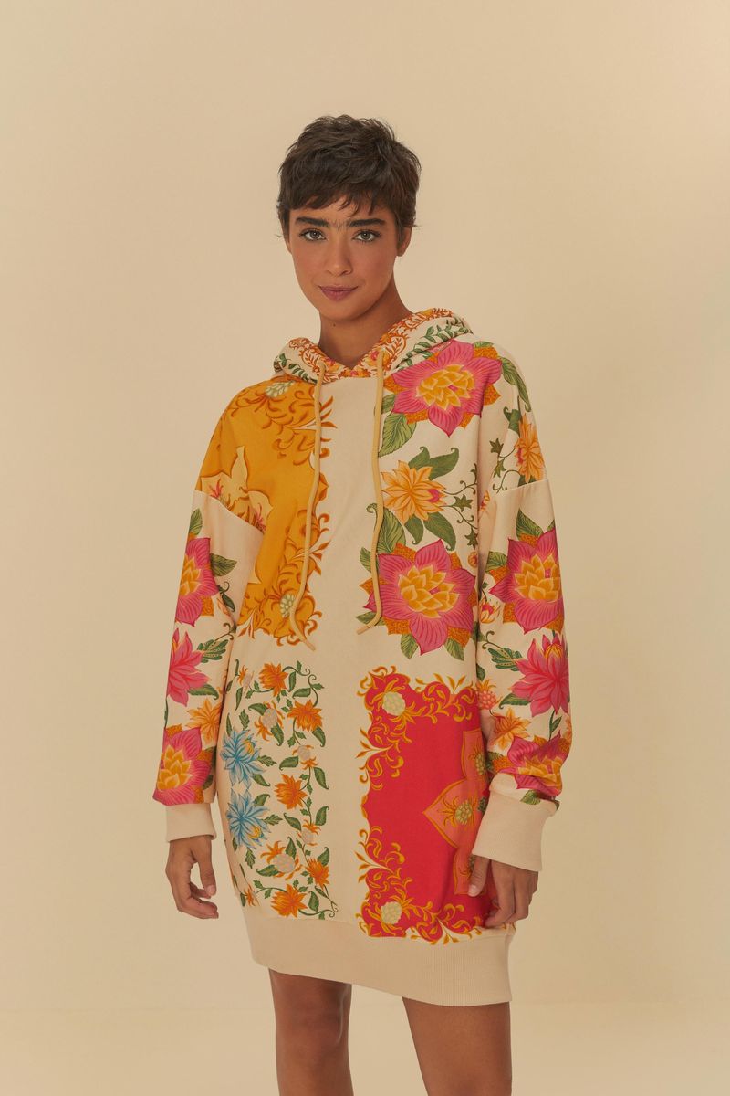 Vestido-estampado-con-capucha-detalles-florales-y-botanicos-en-tonos-vibrantes-visto-de-frente.