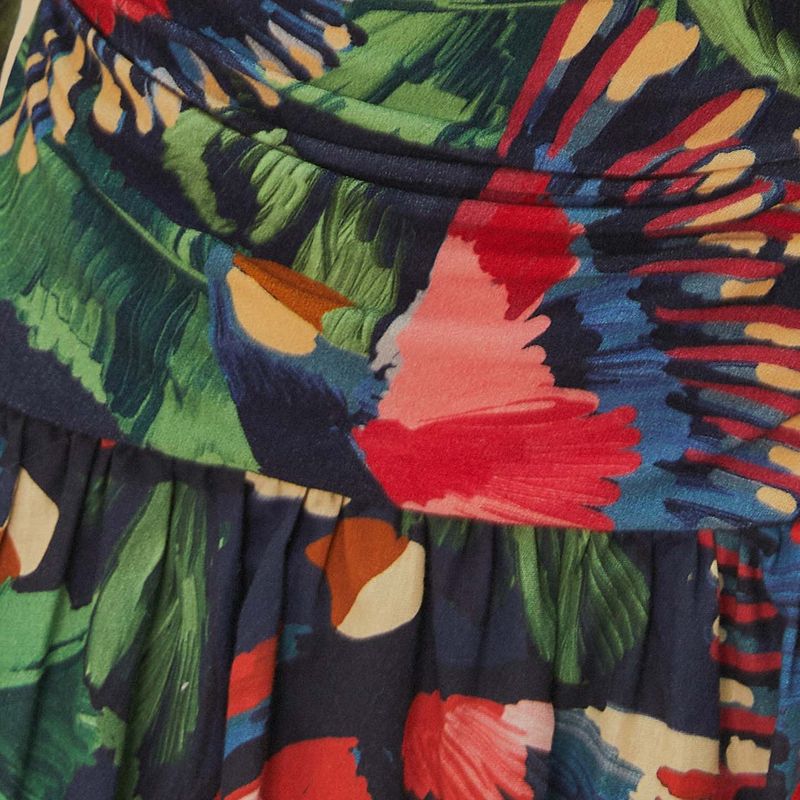Primer plano del tejido del vestido mostrando los detalles de la estampa colorida.