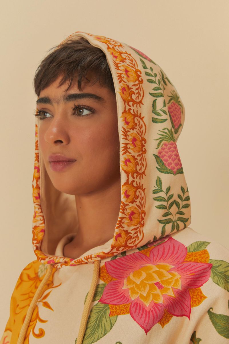 Primer-plano-de-la-capucha-del-vestido-estampado-mostrando-detalles-florales-y-botanicos.