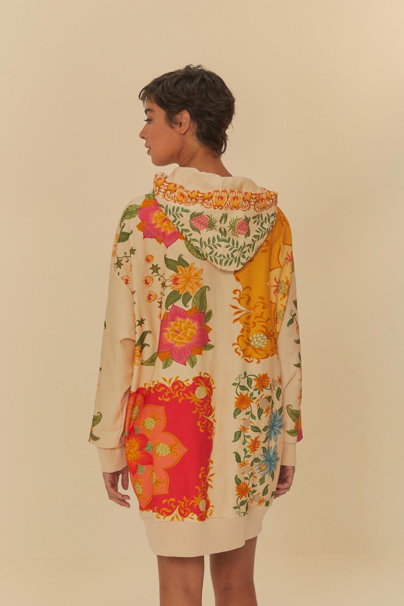 Vista-lateral-del-vestido-estampado-con-capucha-destacando-los-detalles-florales-y-botanicos.