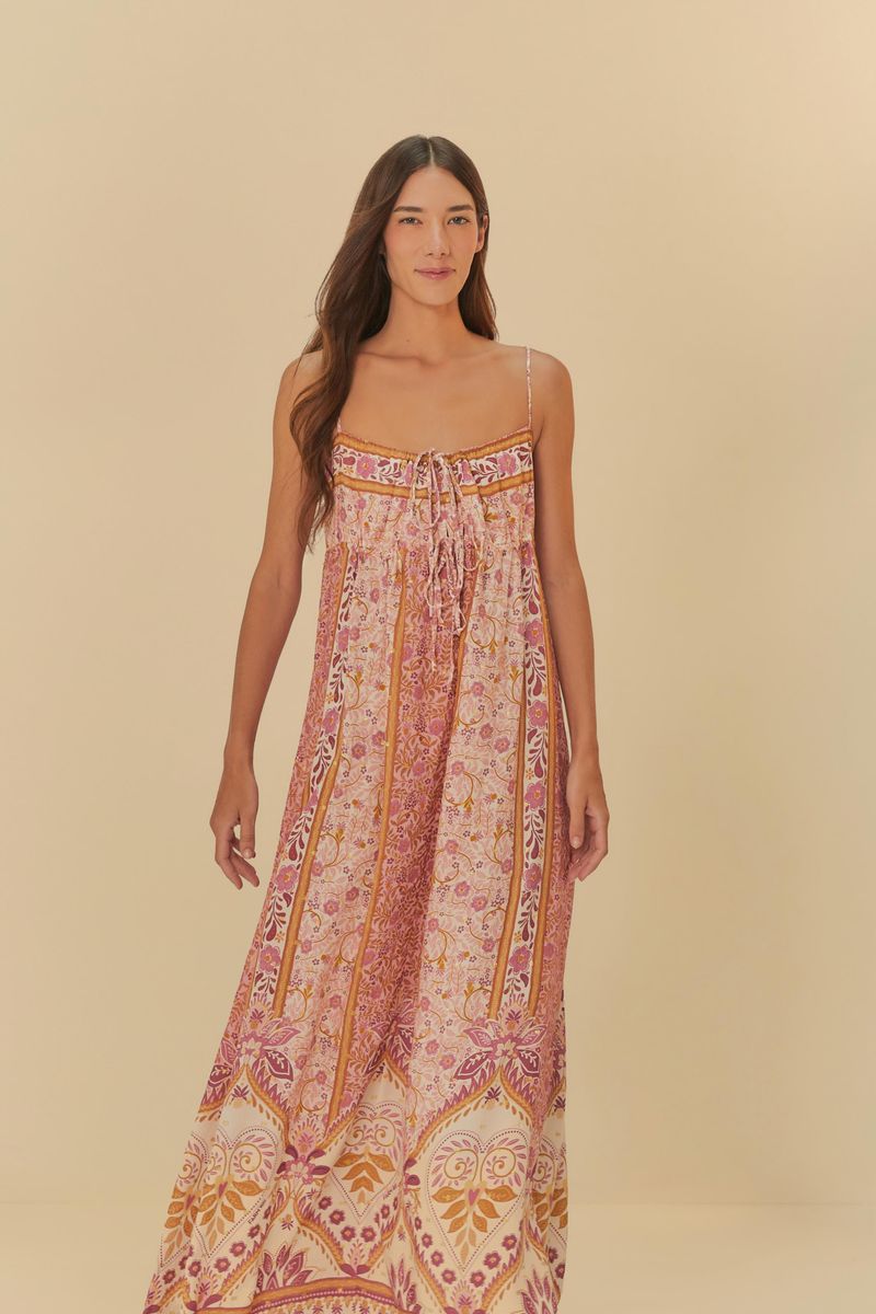 Vista frontal del vestido estampado con detalles florales y geométricos.