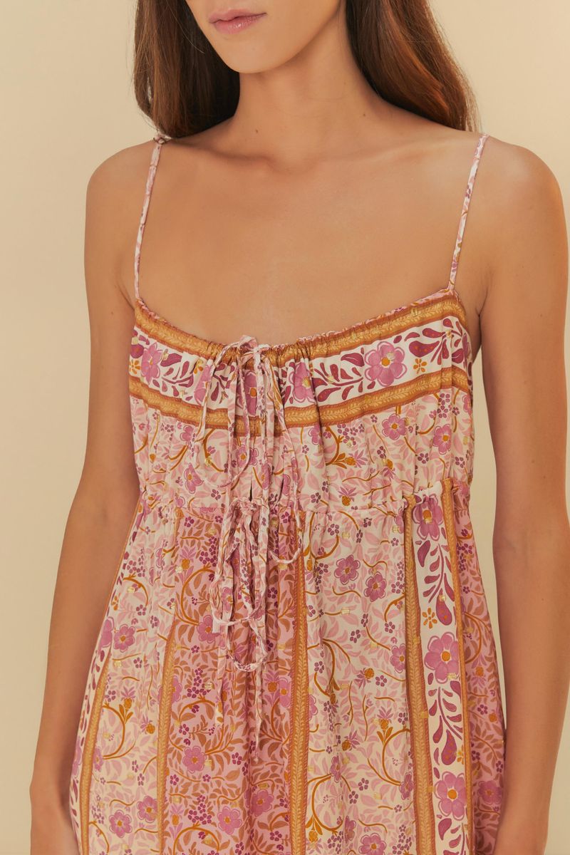 Detalle de la parte inferior del vestido con estampado floral y geométrico.