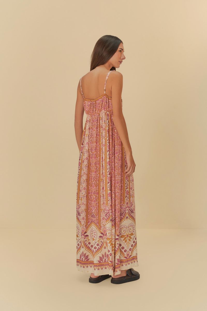 Primer plano del corpiño del vestido con tirantes finos y lazada frontal.