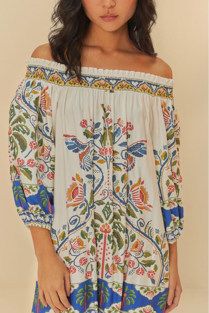 Detalle frontal del vestido mostrando el estampado de guaraná y el diseño del escote.