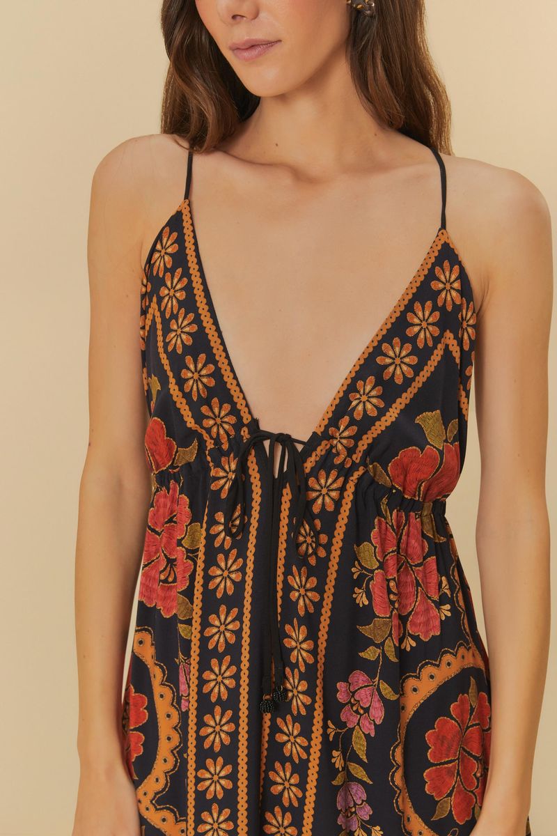 Detalle del estampado floral y geométrico del vestido largo.
