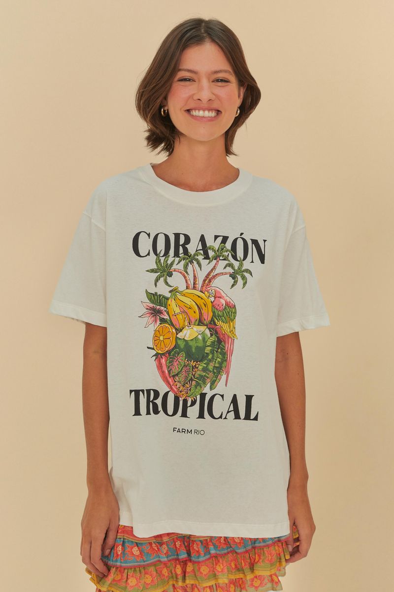 Modelo sonriente usando la camiseta Media Corazón Tropical con estampado vibrante.