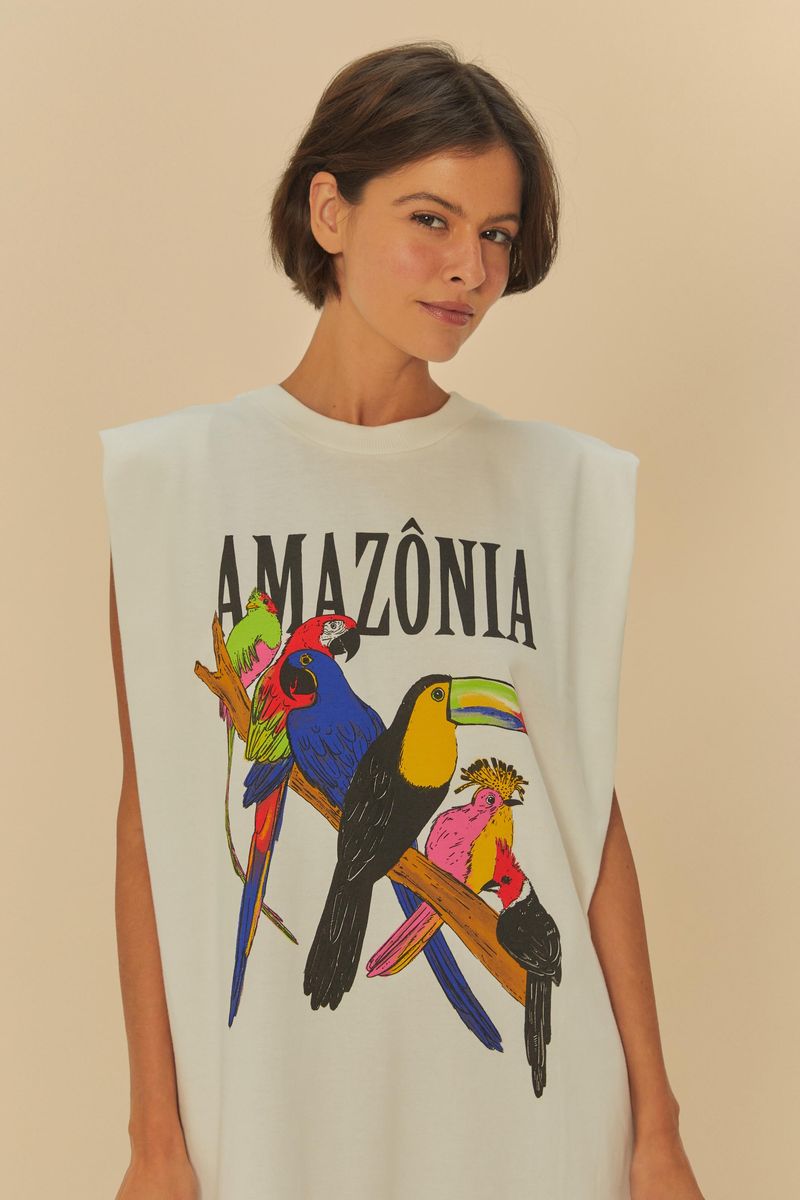 Detalle del estampado del vestido con pájaros coloridos y el texto 'Amazonia', vista de cerca.