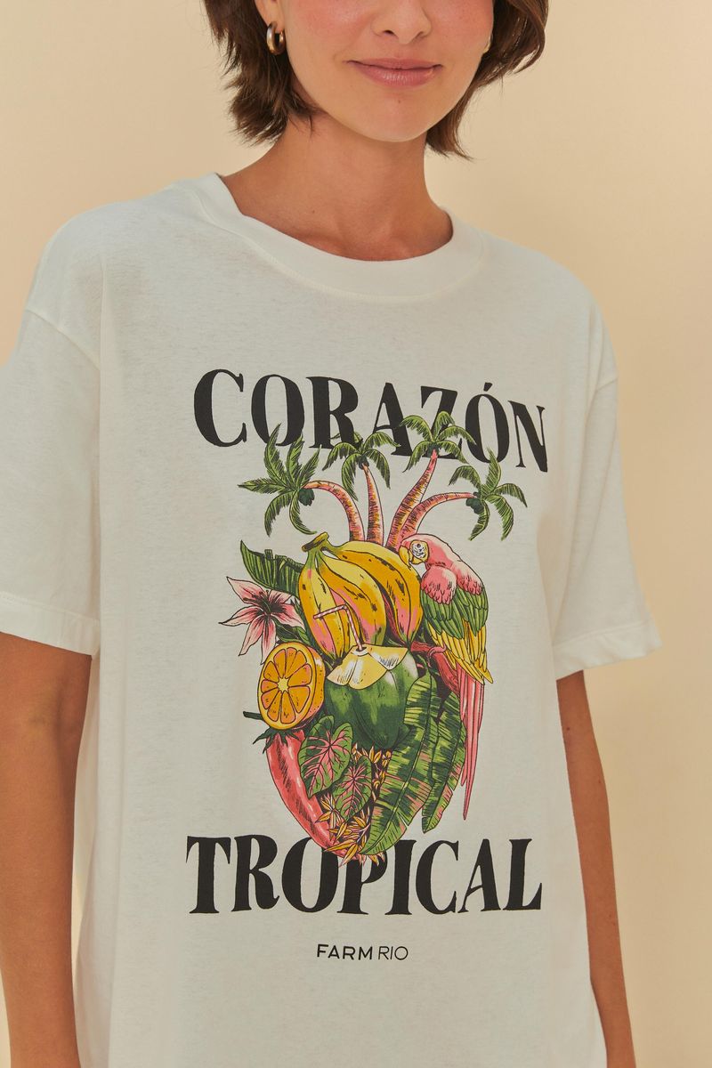 Primer plano del estampado tropical en la camiseta Media Corazón Tropical.