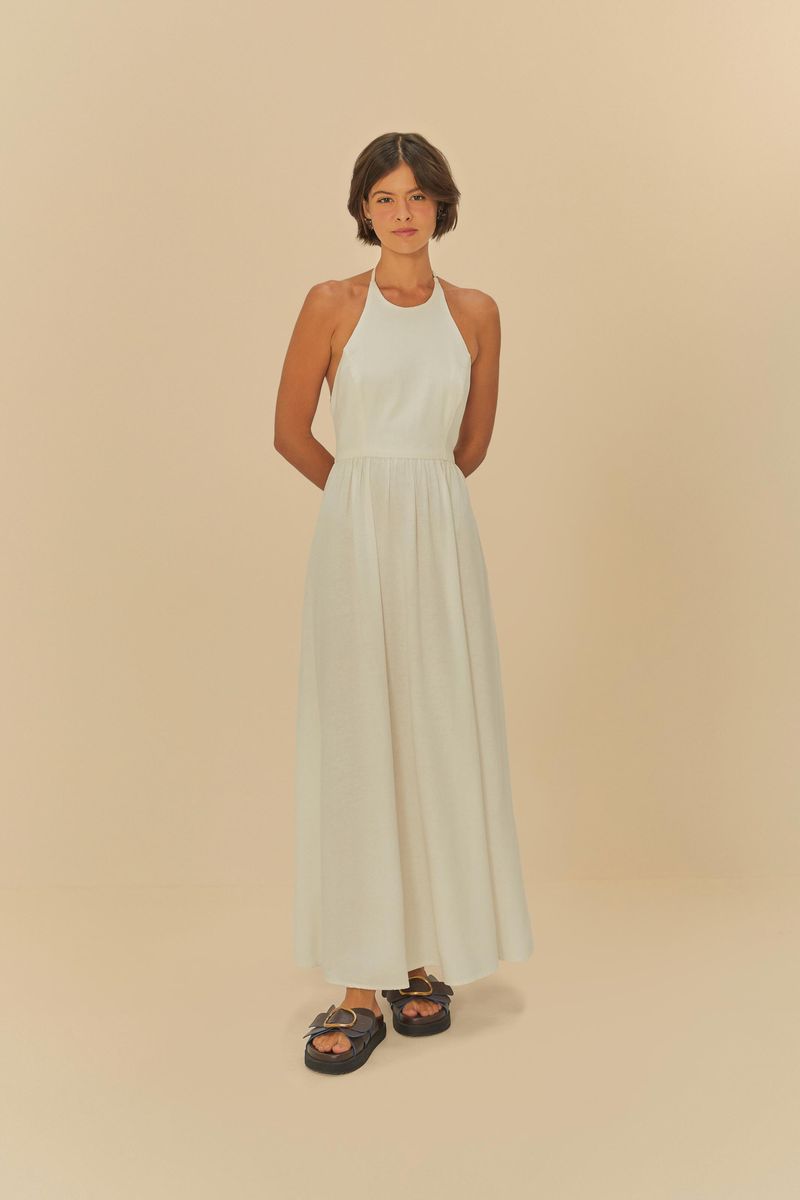 Vista frontal del vestido de cuello halter largo, destacando el escote alto y el ajuste en la cintura.