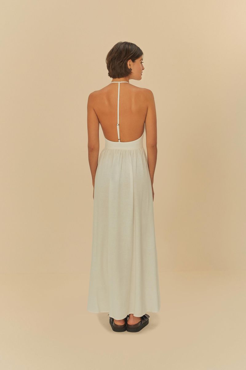 Vista trasera del vestido de cuello halter largo, destacando el diseño abierto en la espalda y la caída fluida.