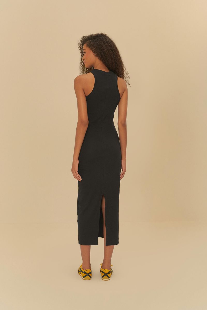 Vista lateral del vestido negro cropped con estampado de pimientos y logotipo Farm Rio, destacando el ajuste al cuerpo.