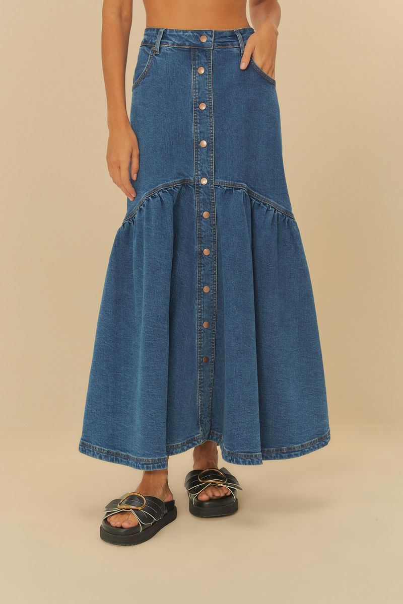 Saia-jeans-midi-con-recorte-y-botones-vista-frontal-destacando-la-cintura.