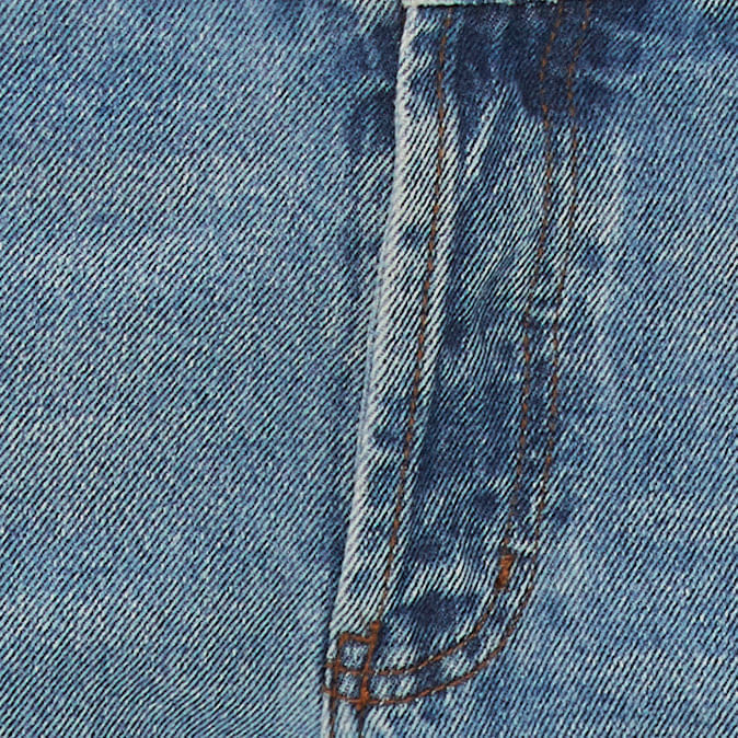 Detalle-del-bolsillo-lateral-del-pantalon-jean-recto-azul.