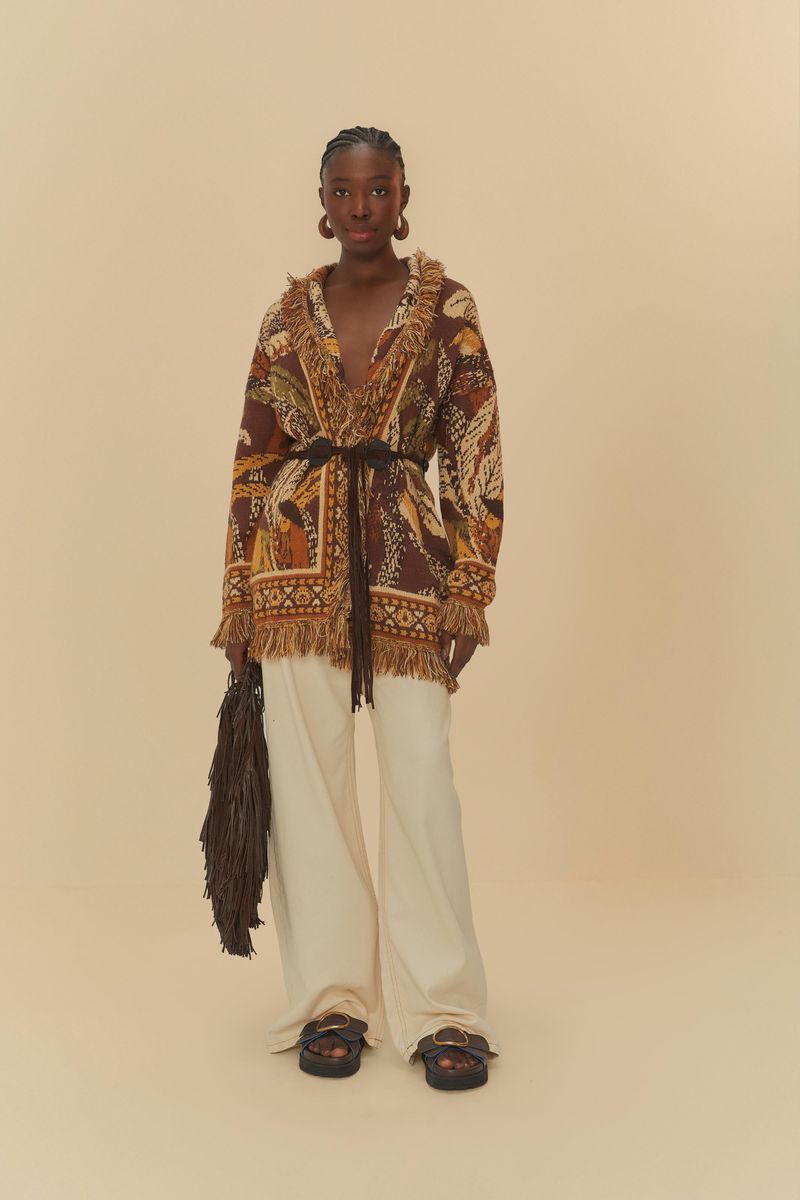 Modelo-vistiendo-un-pantalon-de-sarga-con-cintura-reversible-y-blusa-estampada-sosteniendo-un-bolso-con-flecos.