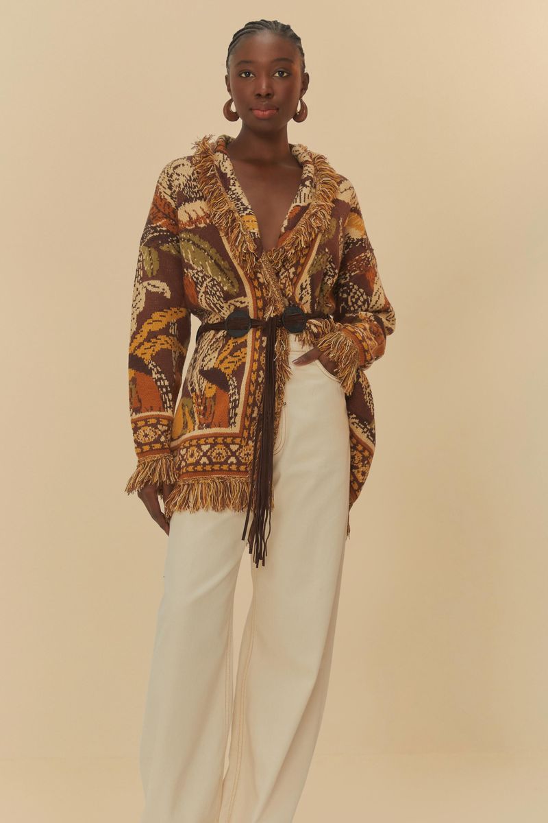 Primer-plano-del-pantalon-de-sarga-con-cintura-reversible-resaltando-el-ajuste-y-los-detalles.