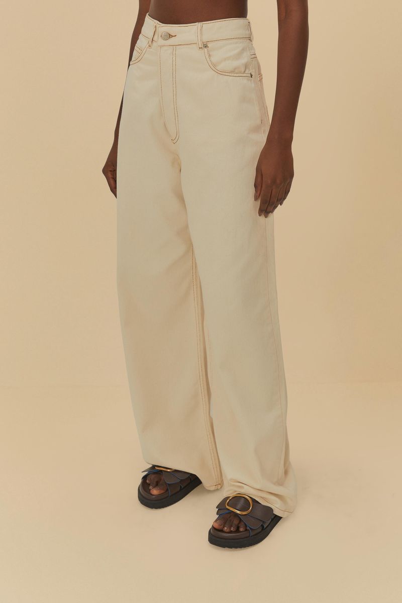 Vista-trasera-del-pantalon-de-sarga-con-cintura-reversible-mostrando-los-bolsillos-y-el-acabado.