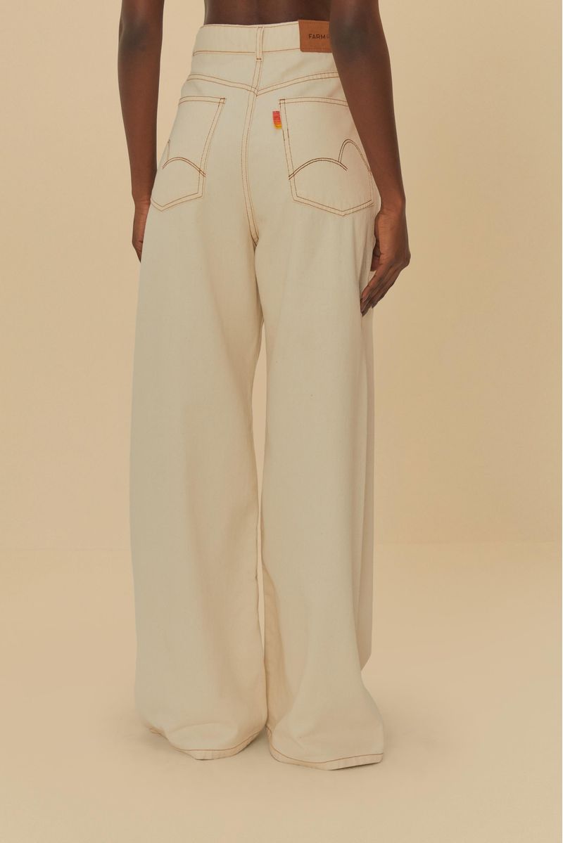Detalle-del-dobladillo-del-pantalon-de-sarga-con-cintura-reversible-con-bastilla-aplicada.