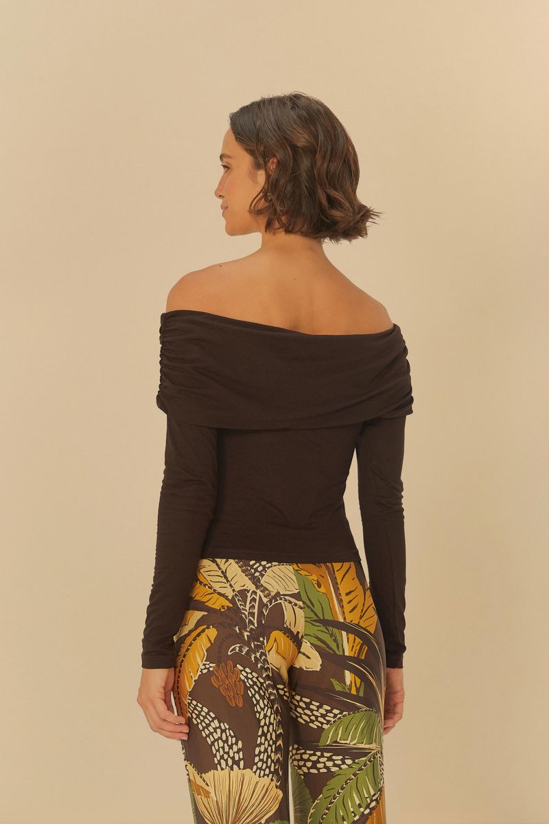 Vista-lateral-de-la-blusa-negra-ombro-a-ombro-con-mangas-largas.
